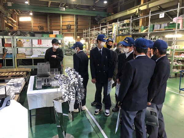 水島工業高等学校の２年生の工場見学の様子